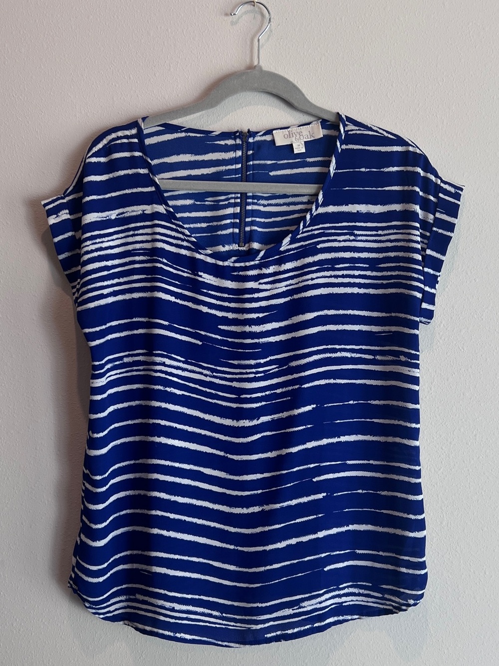 Olive & Oak Woman’s Blue Striped Short Sleeve Blouse Scoop Neck Top Medium